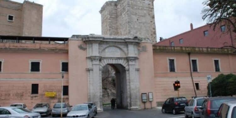 Cagliari, Porta Cristina chiusa per lavori e Castello perde un varco in piena estate: “Una follia, la città è paralizzata”
