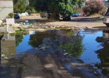 Cagliari, Sant’Elia sommersa dai liquami: “Da dieci giorni fogne esplose e nessuno interviene”