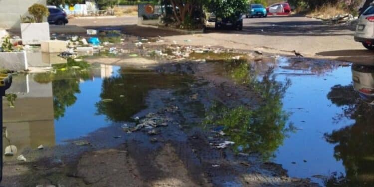 Cagliari, Sant’Elia sommersa dai liquami: “Da dieci giorni fogne esplose e nessuno interviene”