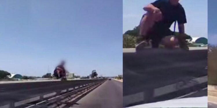 Statale 554 nel caos tra pedoni sul guardrail, bus assenti e pericoli continui: “Serve un ponte, così si rischia la vita”