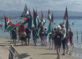 A Cagliari manifestazione pro Palestina sotto il sole del Poetto: corteo tra i bagnanti