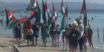 A Cagliari manifestazione pro Palestina sotto il sole del Poetto: corteo tra i bagnanti
