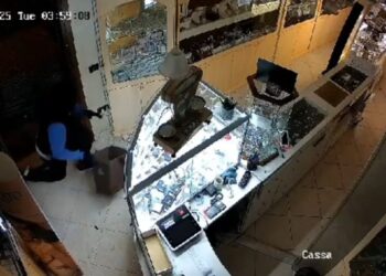 Elmas, il video choc dell’assalto alla gioielleria di Omar Cara: bottino da 30mila euro in sei minuti