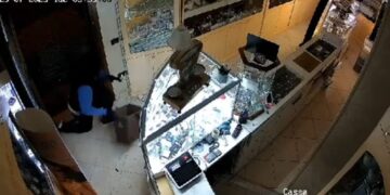 Elmas, il video choc dell’assalto alla gioielleria di Omar Cara: bottino da 30mila euro in sei minuti