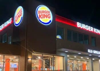 Cagliari, il Poetto invaso dai fast food: il nuovo Burger King davanti al Lido sfida Mc Donald’s