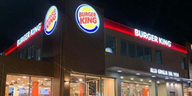 Cagliari, il Poetto invaso dai fast food: il nuovo Burger King davanti al Lido sfida Mc Donald’s