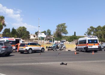 Incidente choc a Pitz’e Serra: due auto accartocciate, tre unità mediche sull’asfalto della 554