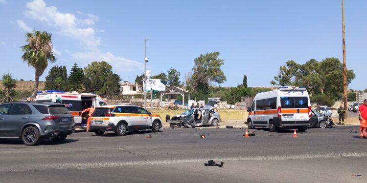 Incidente choc a Pitz’e Serra: due auto accartocciate, tre unità mediche sull’asfalto della 554