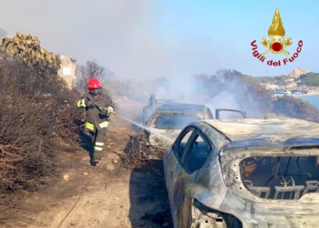 Villasimius, 200 persone salvate dall’incendio e sbarcate al porto: soccorsa anche una donna incinta