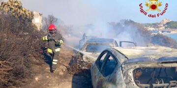 Villasimius, 200 persone salvate dall’incendio e sbarcate al porto: soccorsa anche una donna incinta