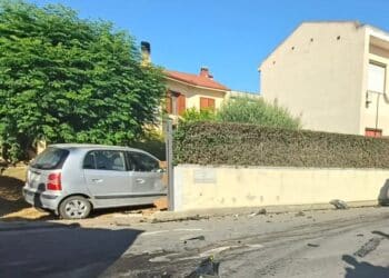 Auto sfonda il cancello di un’abitazione a Decimomannu: due feriti in ospedale