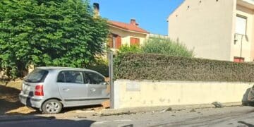 Auto sfonda il cancello di un’abitazione a Decimomannu: due feriti in ospedale