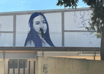 Un murale con il volto di Najibe: un’opera di Manu Invisible a Su Planu