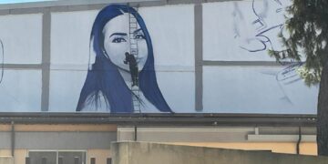 Un murale con il volto di Najibe: un’opera di Manu Invisible a Su Planu