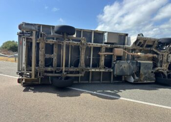 Solanas, perde il controllo e il camion si ribalta in mezzo alla strada: illeso per miracolo