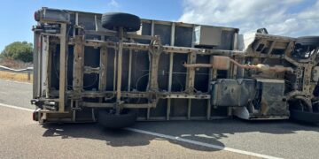 Solanas, perde il controllo e il camion si ribalta in mezzo alla strada: illeso per miracolo