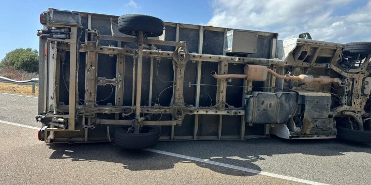 Solanas, perde il controllo e il camion si ribalta in mezzo alla strada: illeso per miracolo