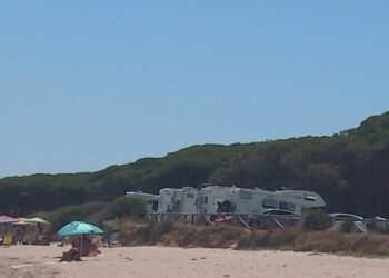 Santa Margherita di Pula, sosta selvaggia dei camper: a pochi passi dalla spiaggia spuntano le case a quattro ruote