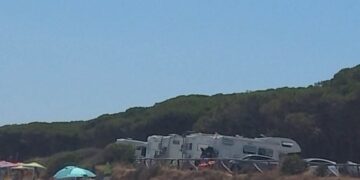 Santa Margherita di Pula, sosta selvaggia dei camper: a pochi passi dalla spiaggia spuntano le case a quattro ruote