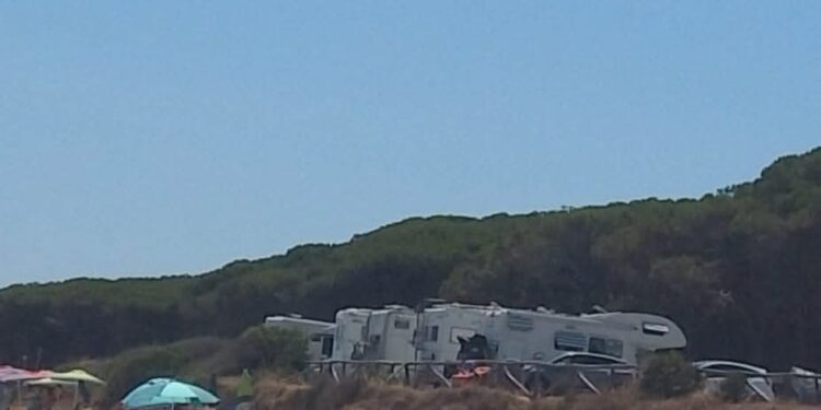 Santa Margherita di Pula, sosta selvaggia dei camper: a pochi passi dalla spiaggia spuntano le case a quattro ruote