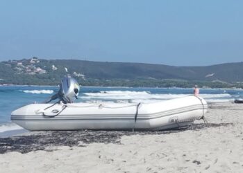 Gommone a riva a motore acceso a Porto Pino, scattano le proteste dei bagnanti