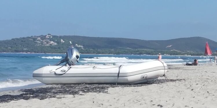 Gommone a riva a motore acceso a Porto Pino, scattano le proteste dei bagnanti