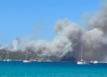 Villasimius, pauroso incendio a Punta Molentis: bagnanti in fuga dalla spiaggia, elicotteri in azione