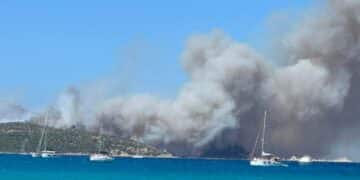 Villasimius, pauroso incendio a Punta Molentis: bagnanti in fuga dalla spiaggia, elicotteri in azione