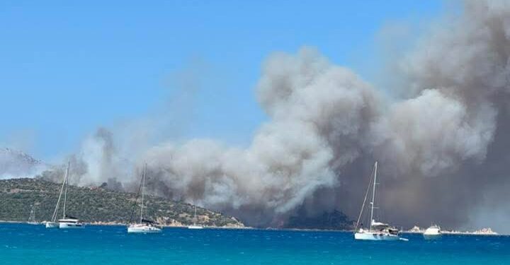 Villasimius, pauroso incendio a Punta Molentis: bagnanti in fuga dalla spiaggia, elicotteri in azione