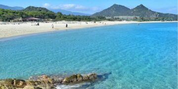 Cala Sinzias in pericolo, vegetazione secca e sterpaglie che rappresentano un pericolo reale di incendio