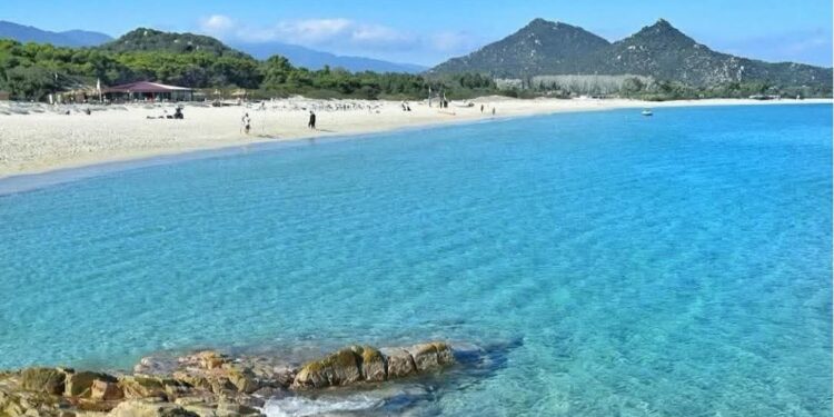 Cala Sinzias in pericolo, vegetazione secca e sterpaglie che rappresentano un pericolo reale di incendio