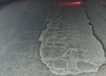 Grande e pericolosa, la buca della vergogna a Elmas continua a provocare danni