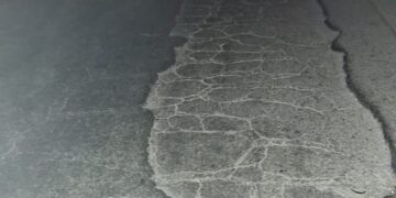 Grande e pericolosa, la buca della vergogna a Elmas continua a provocare danni