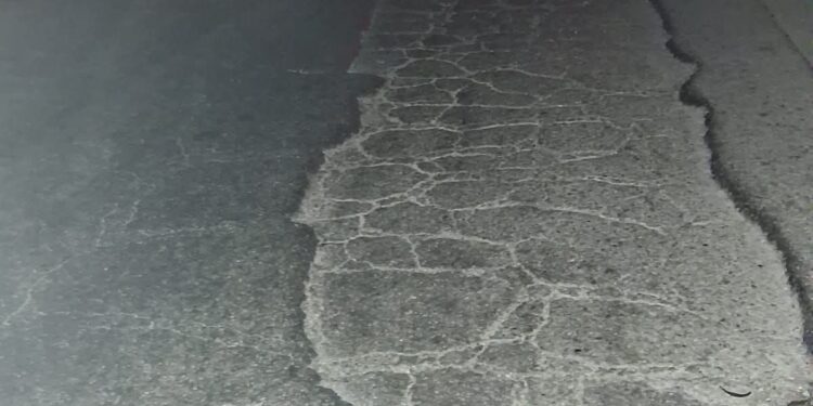 Grande e pericolosa, la buca della vergogna a Elmas continua a provocare danni