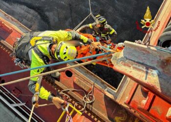 Portoscuso, operaio ferito soccorso all’interno di una nave
