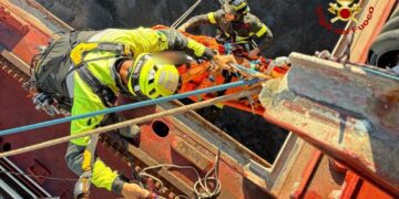 Portoscuso, operaio ferito soccorso all’interno di una nave