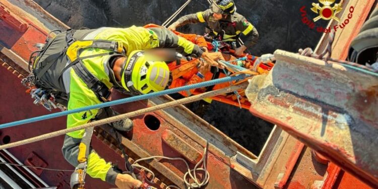 Portoscuso, operaio ferito soccorso all’interno di una nave