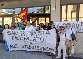 Cagliari, sotto il caldo torrido la maxi protesta degli Oss non stabilizzati: “Non siamo numeri ma persone e famiglie”