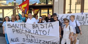 Cagliari, sotto il caldo torrido la maxi protesta degli Oss non stabilizzati: “Non siamo numeri ma persone e famiglie”