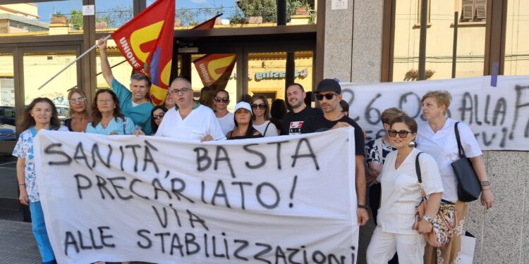 Cagliari, sotto il caldo torrido la maxi protesta degli Oss non stabilizzati: “Non siamo numeri ma persone e famiglie”