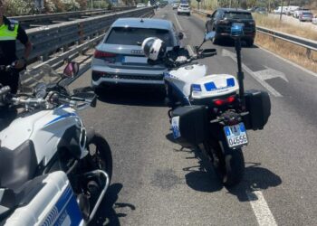A 200 km/h sulla Ss 130 per sfuggire alla polizia, conducente senza patente rischia di schiantarsi sulle auto in transito