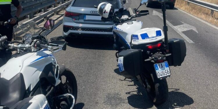 A 200 km/h sulla Ss 130 per sfuggire alla polizia, conducente senza patente rischia di schiantarsi sulle auto in transito