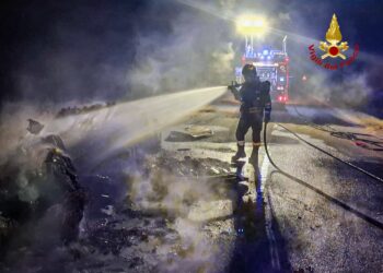 Auto in transito prende fuoco, paura sulla Sp 3 a Decimoputzu