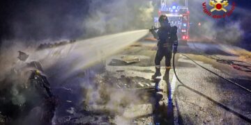 Auto in transito prende fuoco, paura sulla Sp 3 a Decimoputzu