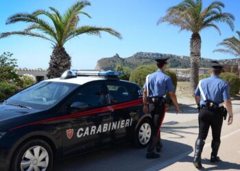 Cagliari, ruba gli zaini dei bagnanti e tenta di scappare: giovane arrestato a Marina Piccola