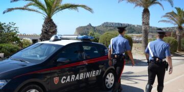 Cagliari, ruba gli zaini dei bagnanti e tenta di scappare: giovane arrestato a Marina Piccola