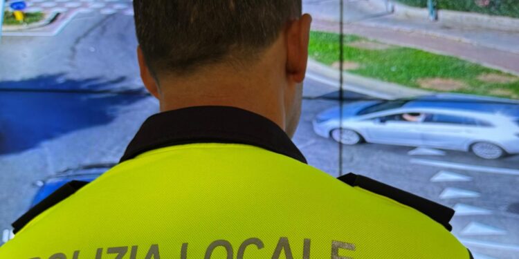 Cagliari, investe un 58enne e scappa senza soccorrerlo: la polizia individua il pirata