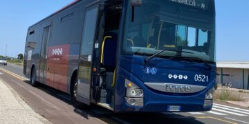 La gentilezza che scalda il cuore: anziana resta senza passaggio, autista dell’Arst l’accompagna dal capolinea a casa