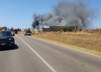 Incendio in un magazzino agricolo a Villasor: intervento dei carabinieri e dei Vigili del Fuoco per domare le fiamme