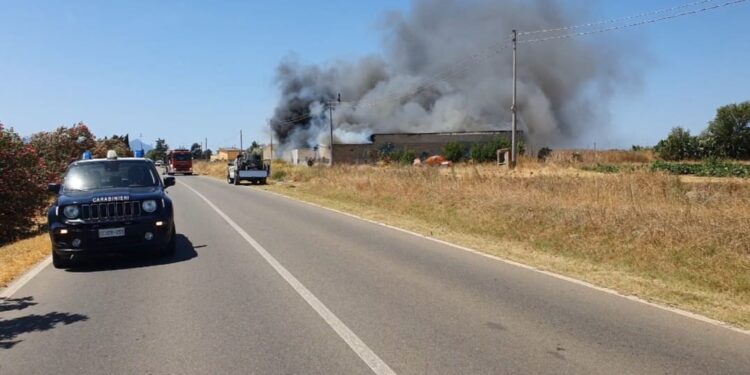 Incendio in un magazzino agricolo a Villasor: intervento dei carabinieri e dei Vigili del Fuoco per domare le fiamme